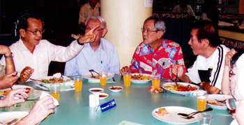 Dr Jimmy Sng (face hidden), Low Kee Siong (in floral shirt) & Goh Kheng Wah listening attentively to Low Siew Aik (extreme left)