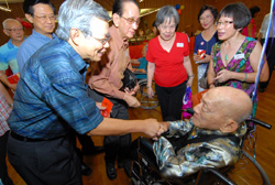 Well-wishers queuing up to greet Mr. Goh