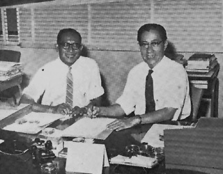 Mr Lee Hah Ing (left) taking over from Mr Thio Chan Bee (retiring Principal) in 1961.