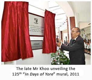 Mr Khoo unveiling the "In Days of Yore" mural