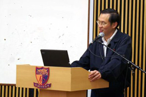 Dr Ang Peng Tiam addressing the meeting