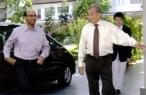 Mr. Tan Wah Thong welcoming Mr. Tharman Shanmugaratnam.