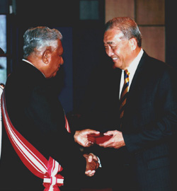 Mr. Tan Wah Thong receiving the Public Service Medal from the President of Singapore, Mr. S. Nathan.