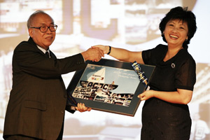Mr Wan Fook Weng receiving his collage..
