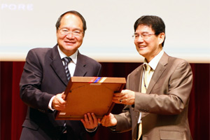 Dr Ong presenting token of appreciation to Dr Lucien Wong