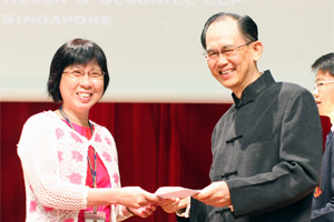 Yvonne Lim receiving her award
