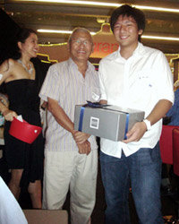 Seth Yeak receiving his lucky draw prize 